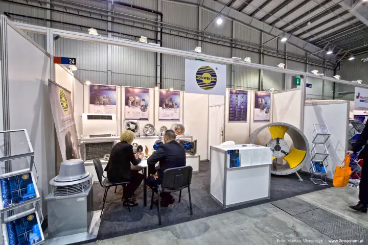 Konwektor stand with roof fan, axial fans and a large yellow-bladed axial fan at Forum Wentylacja 2016