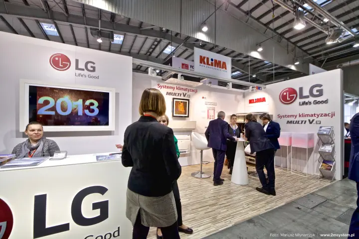 LG counter with a framed screen and Multi V wall behind at Forum Wentylacja 2016