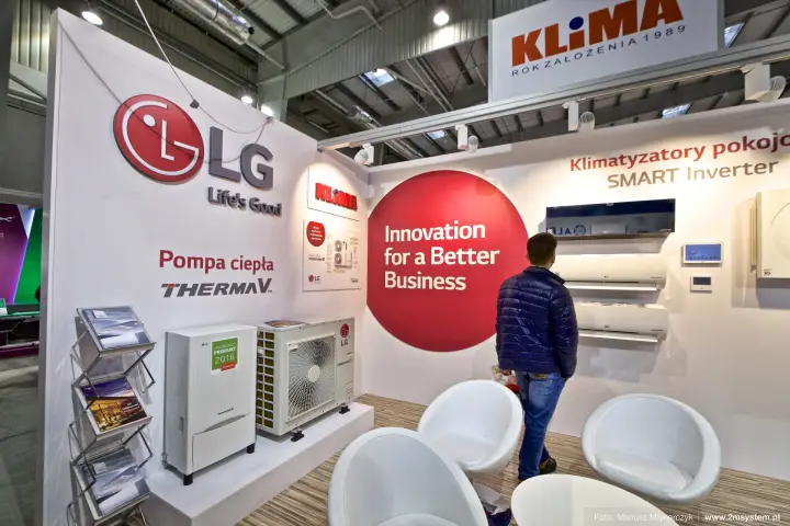 LG Therma V heat pump with a 2016 product award label at Forum Wentylacja 2016