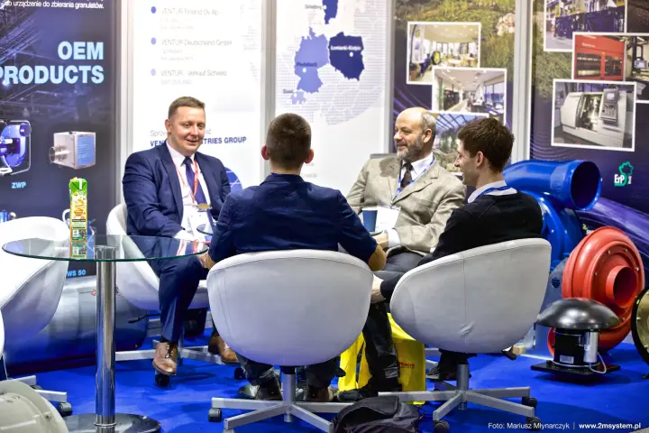 Meeting in white armchairs at the Venture Industries stand at Forum Wentylacja 2016