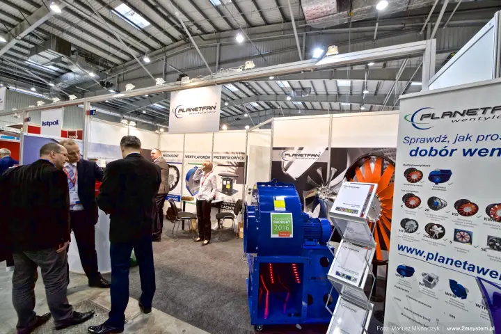 Planetfan blue industrial radial fan with "Najciekawszy Produkt 2016" label at Forum Wentylacja 2016