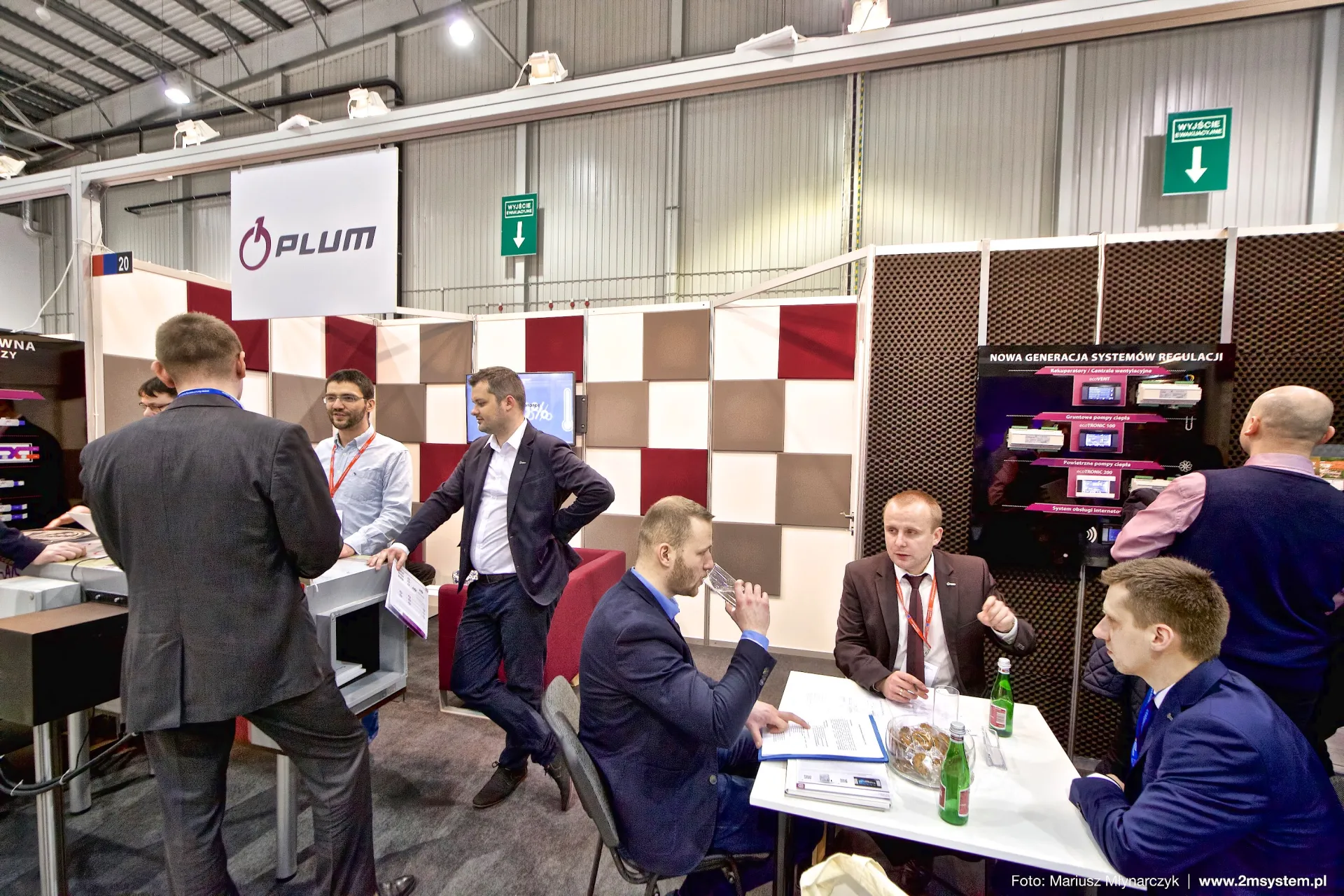 Plum controller display "Nowa generacja systemów regulacji" at a busy stand at Forum Wentylacja 2016
