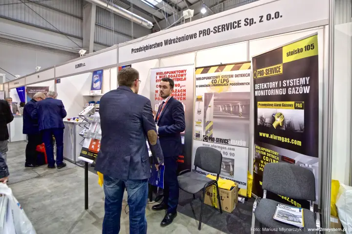 Pro-Service gas detection systems stand 105 with yellow-black roll-ups