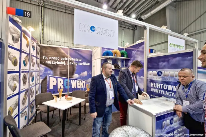 Prowent stand with flexible ducts and "Hurtownia wentylacyjna" graphics