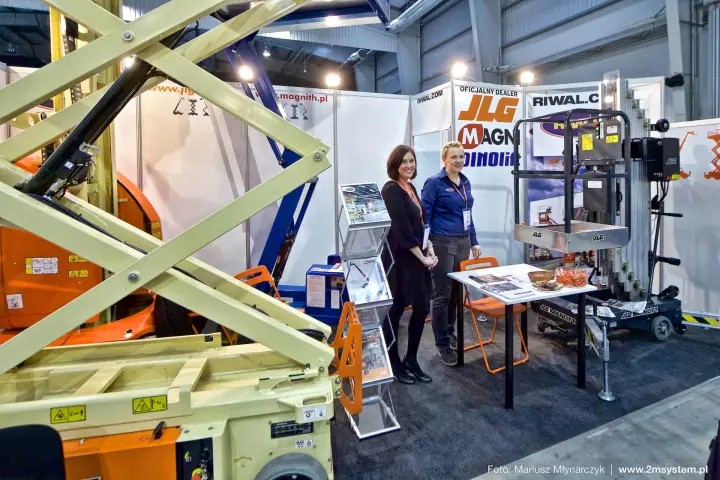 Riwal stand with a scissor lift and a JLG vertical personnel lift