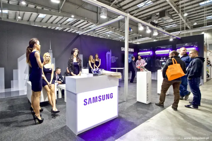 Samsung stand seen from the aisle with purple-lit air conditioner niches at Forum Wentylacja 2016