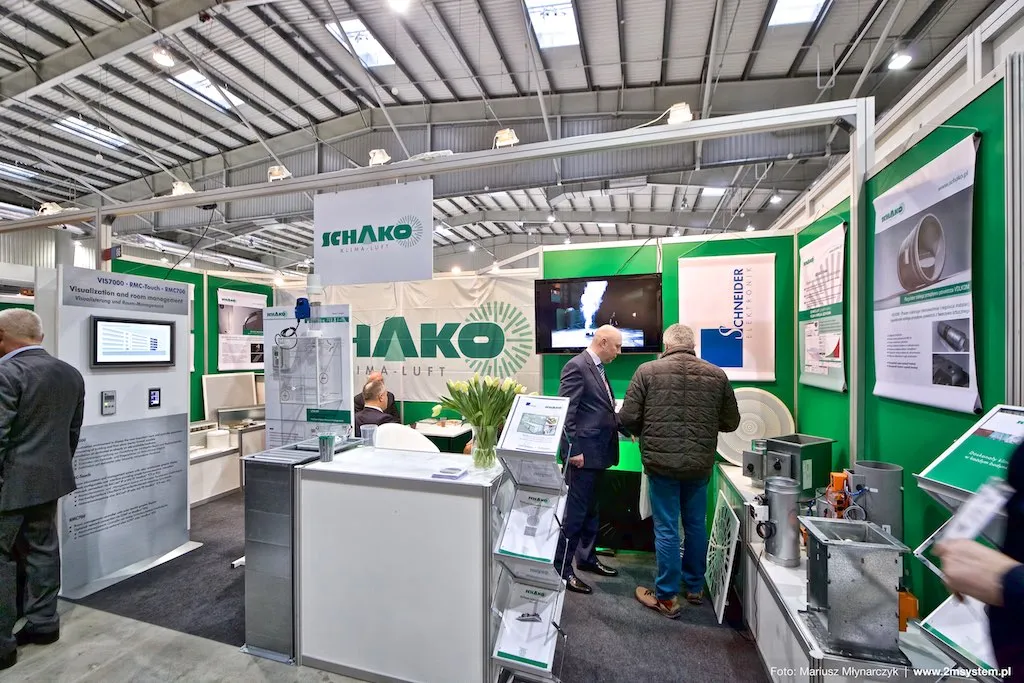 Schako stand overview with VIS7000 room management panel and dampers at Forum Wentylacja 2016