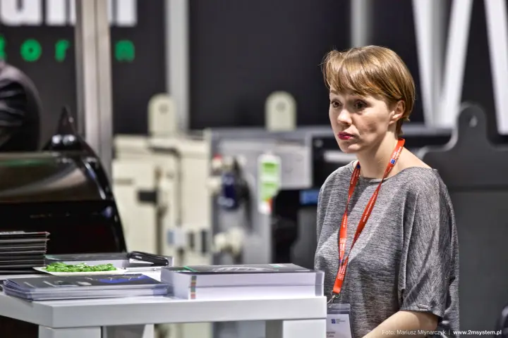 Staff member at the Harmann brochure counter at Forum Wentylacja 2016