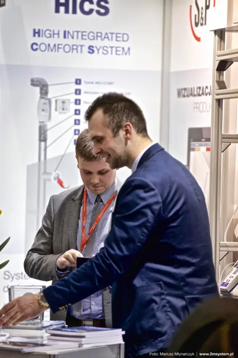 Staff at the Venture Industries counter under the HICS system graphic at Forum Wentylacja 2016