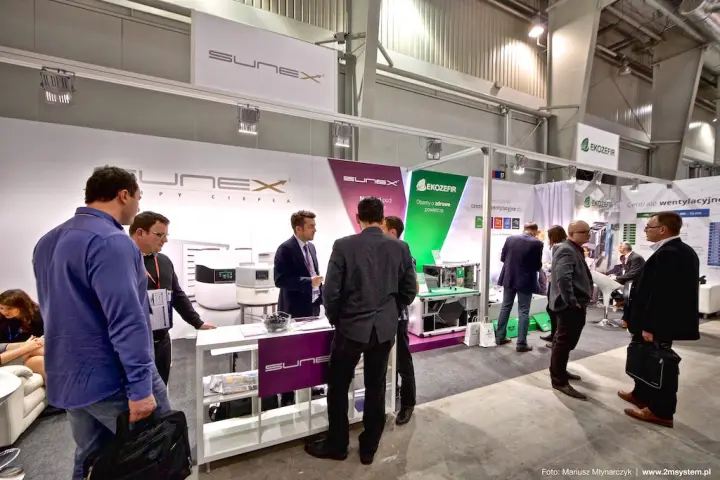 Sunex heat pump stand next to the green EkoZefir stand at Forum Wentylacja 2016