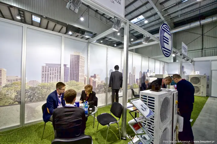 Talks at the Elektronika stand beside outdoor air conditioning units at Forum Wentylacja 2016