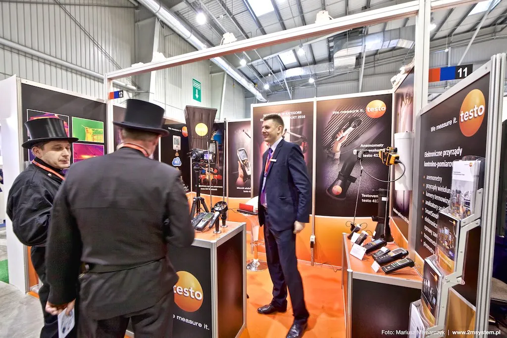 Testo stand with handheld measuring instruments and the slogan "We measure it." at Forum Wentylacja 2016