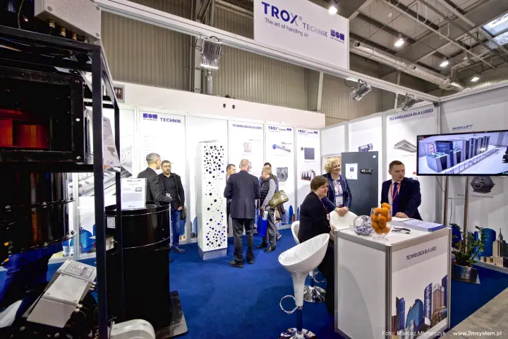 TROX Technik stand interior with perforated column and product panels at Forum Wentylacja 2016