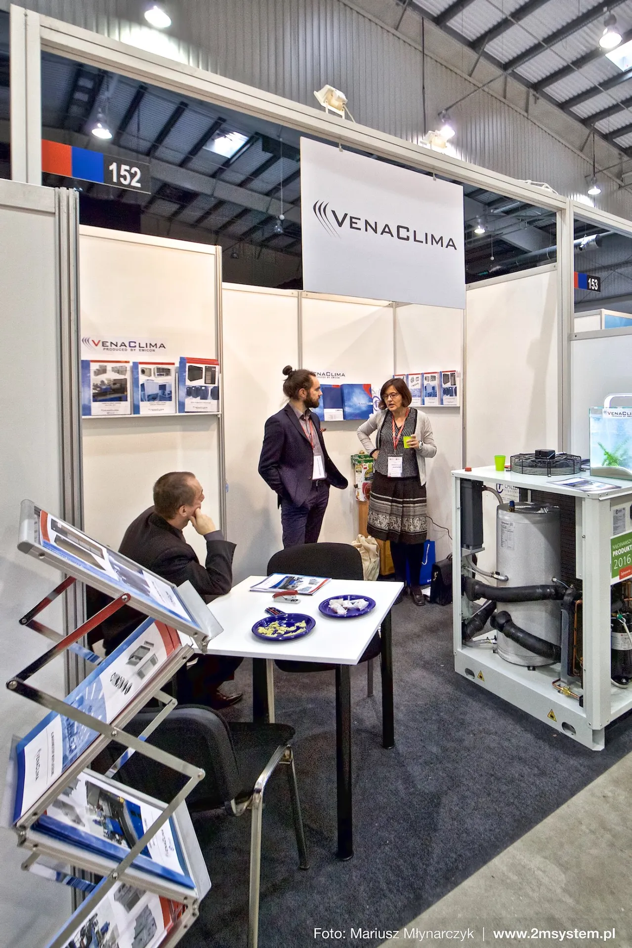 VenaClima stand 152 with an open chiller unit and meeting table at Forum Wentylacja 2016