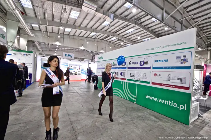 Ventia wall along the aisle with hostesses and a Havaco Flexo System panel