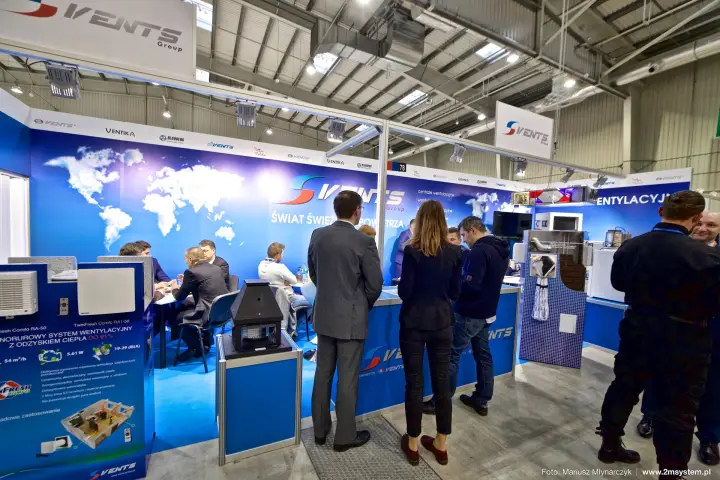 Vents Group stand with world-map wall and TwinFresh Comfo display