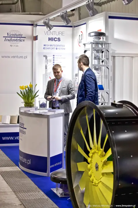 Venture Industries reception counter with HICS panel and roof fan tower at Forum Wentylacja 2016