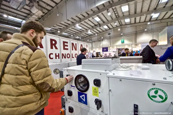 Visitor inspecting a Vents ventilation unit in the Arena Technologii at Forum Wentylacja 2016