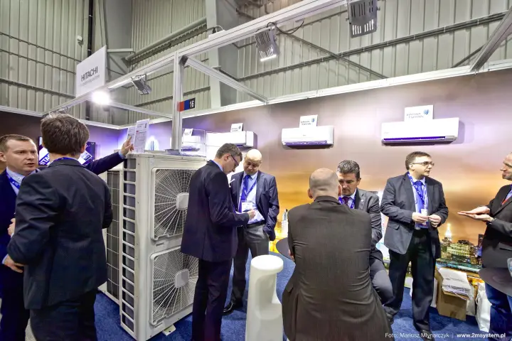 Visitors around a Hitachi outdoor unit on the Johnson Controls stand at Forum Wentylacja 2016