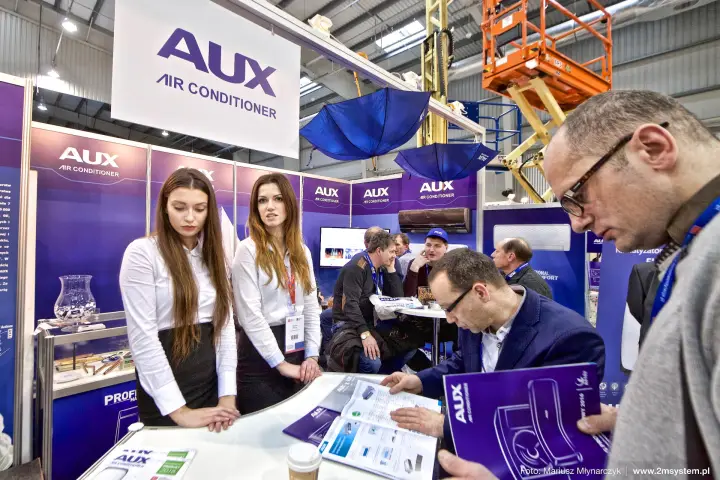 Visitors browse AUX air conditioner catalogues at the front counter at Forum Wentylacja 2016