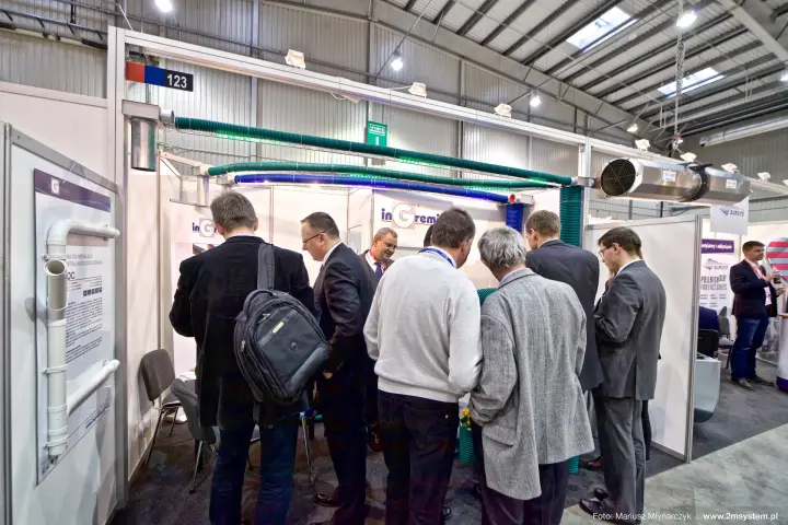 Visitors crowding the inGremio stand under overhead flexible ducts at Forum Wentylacja 2016