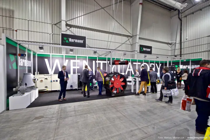 Visitors passing the Harmann fan stand with AXEL axial fan and AHU at Forum Wentylacja 2016