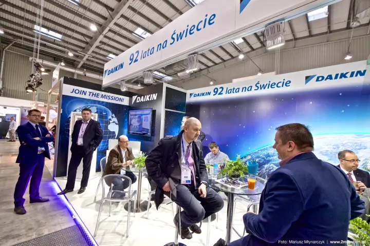 Visitors seated at the Daikin stand under the "92 lata na Świecie" fascia at Forum Wentylacja 2016