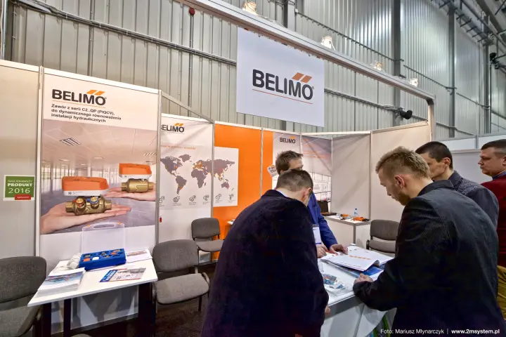 Visitors studying catalogues at Belimo's C2..QP PIQCV valve display at Forum Wentylacja 2016