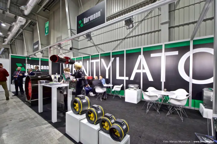 Wide view of the Harmann stand with the giant WENTYLATORY wall at Forum Wentylacja 2016