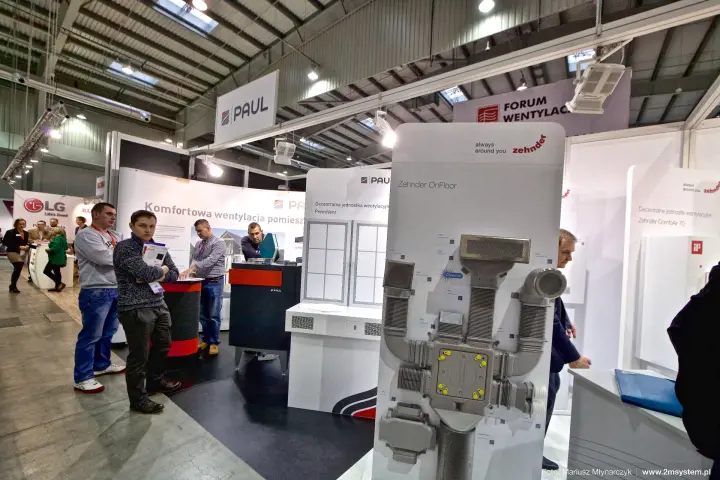 Zehnder OnFloor duct distribution panel beside the Paul stand at Forum Wentylacja 2016