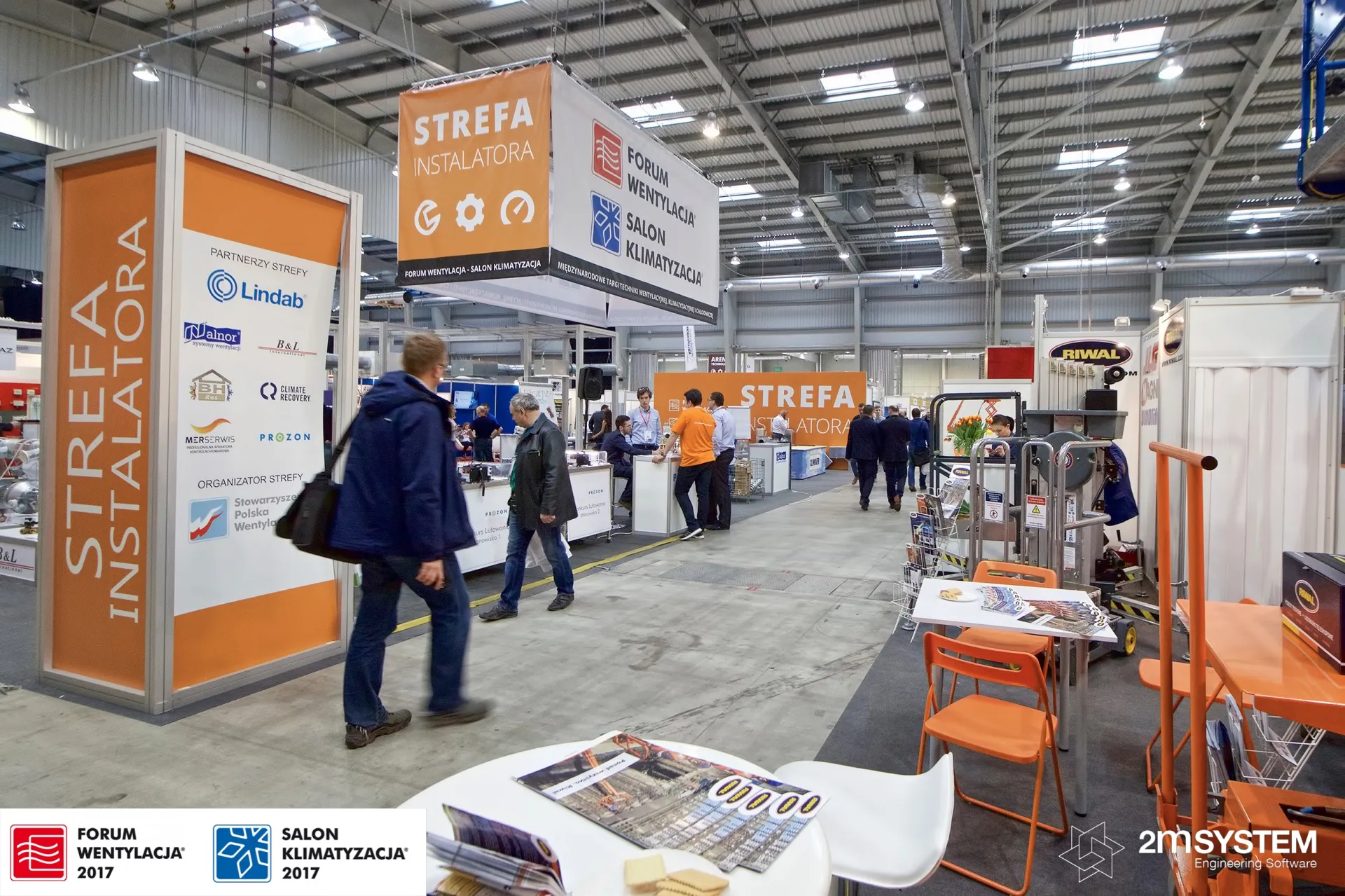 Aisle into the Strefa Instalatora installer zone with partner pylon at Forum Wentylacja 2017