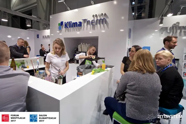 Bar counter under the Grupa Klima-Therm logo with Fujitsu and Kaisai zones at Forum Wentylacja 2017