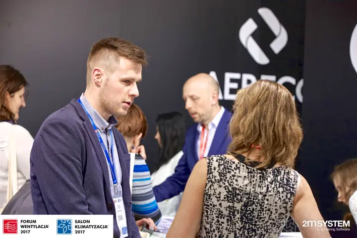 Busy Aereco counter with visitors and staff in conversation at Forum Wentylacja 2017