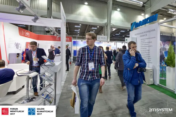 Busy aisle between the Carel stand and a Daikin heating display