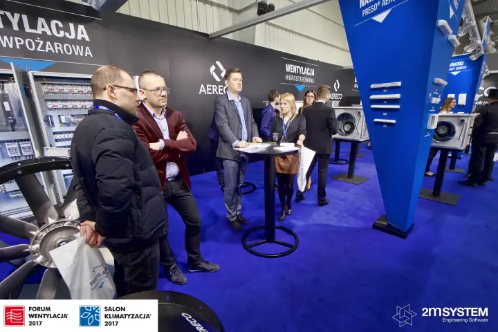 Closer view of visitors at the Aereco high table with hygro-controlled wall at Forum Wentylacja 2017