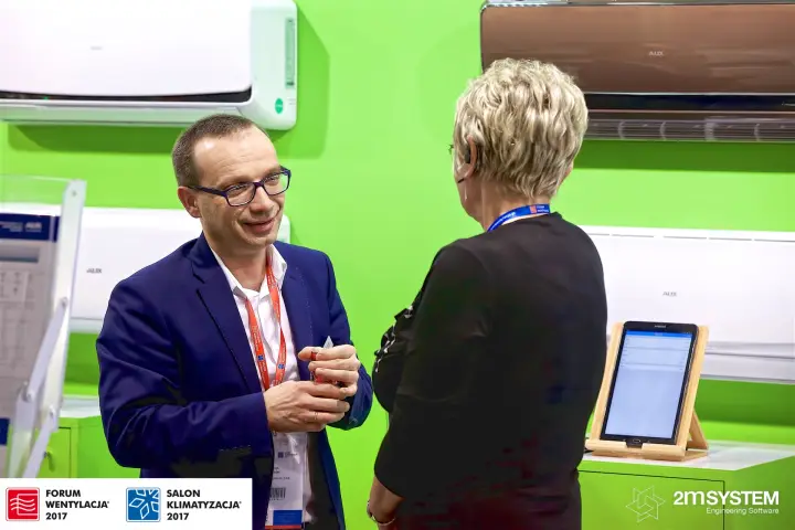 Conversation at the AUX green wall with split units and a Samsung tablet at Forum Wentylacja 2017