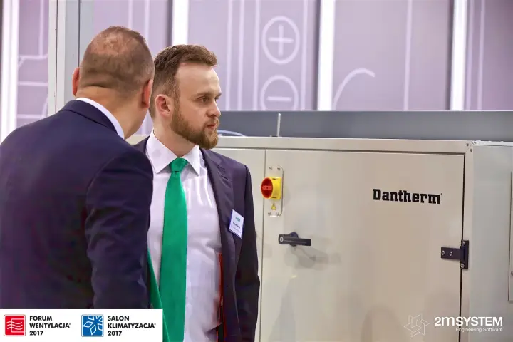 Conversation in front of a Dantherm unit with red-yellow isolator switch at Forum Wentylacja 2017