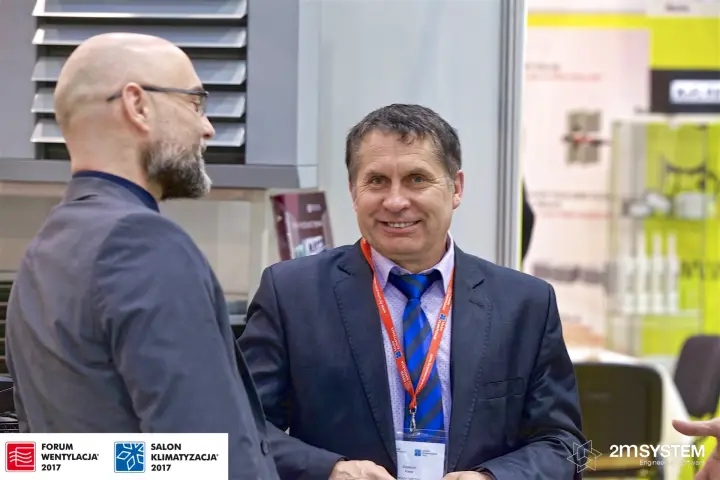 Conversation in front of a louvred unit heater on the PPUCh Tarczyn stand at Forum Wentylacja 2017