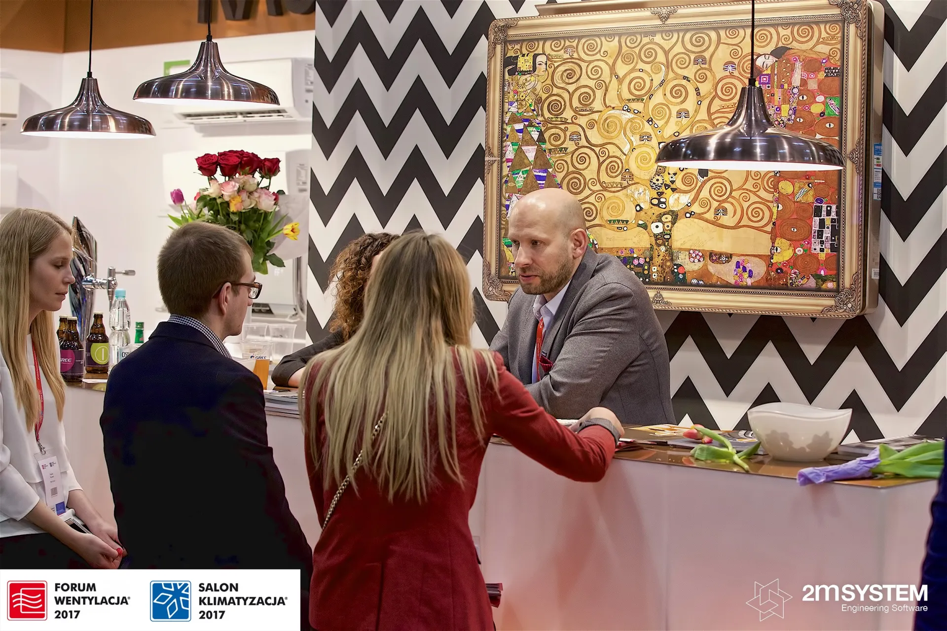 Conversation at the Gree bar beneath the gilt-framed Klimt-style panel at Forum Wentylacja 2017