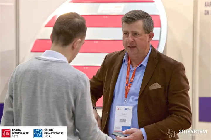 Conversation on the Sursys stand in front of a red-and-white striped display at Forum Wentylacja 2017