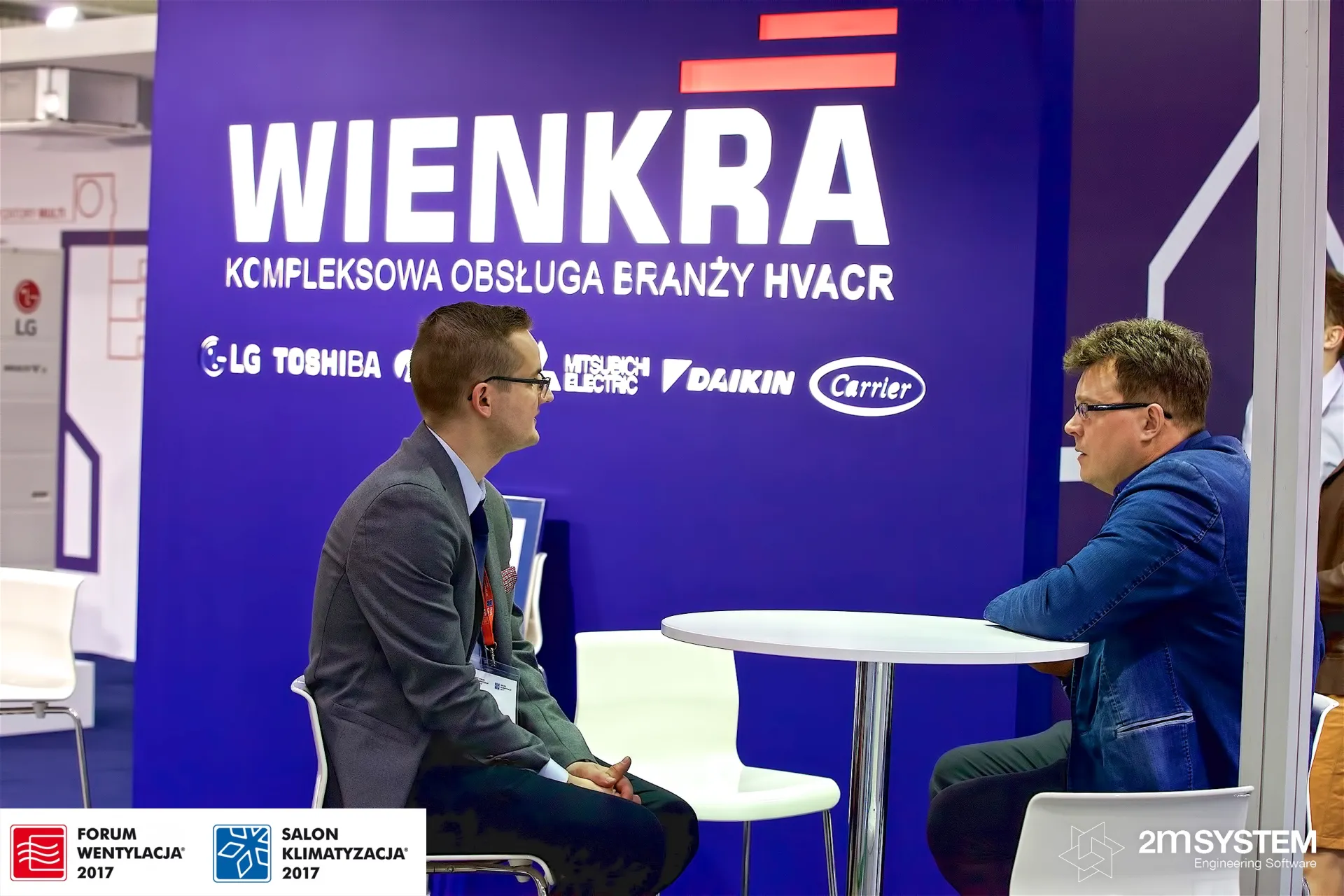 Conversation at a table in front of the Wienkra brand wall at Forum Wentylacja 2017
