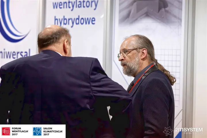 Conversation at the Uniwersal stand under the hybrid fans banner at Forum Wentylacja 2017
