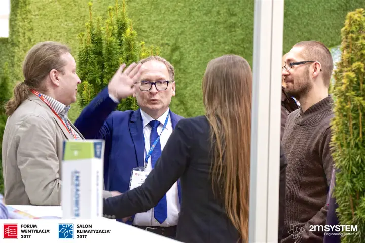 Conversation at the VBW counter in front of a grass wall at Forum Wentylacja 2017
