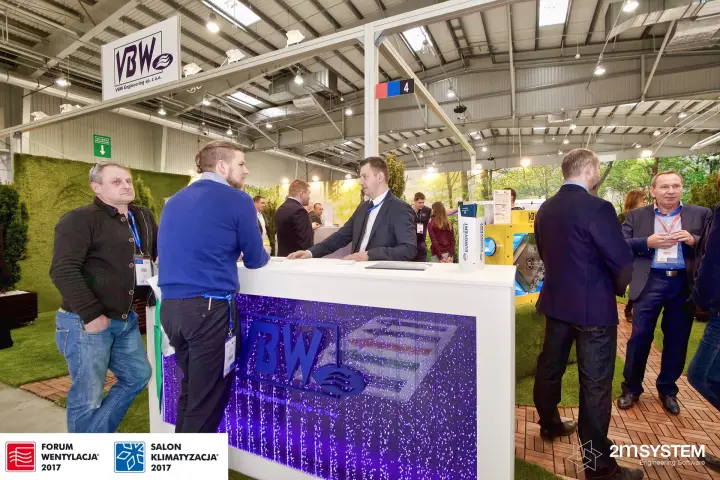 Conversations at the illuminated VBW Engineering counter at Forum Wentylacja 2017
