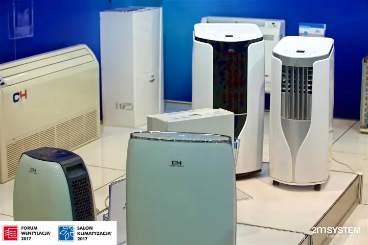 Cooper&Hunter portable air conditioners on a white podium against a blue wall at Forum Wentylacja 2017