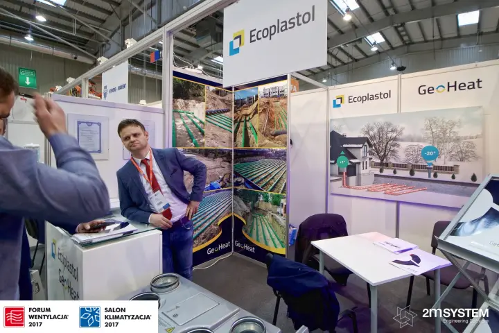 Ecoplastol corner display of GeoHeat pipe installations and a winter house graphic at Forum Wentylacja 2017