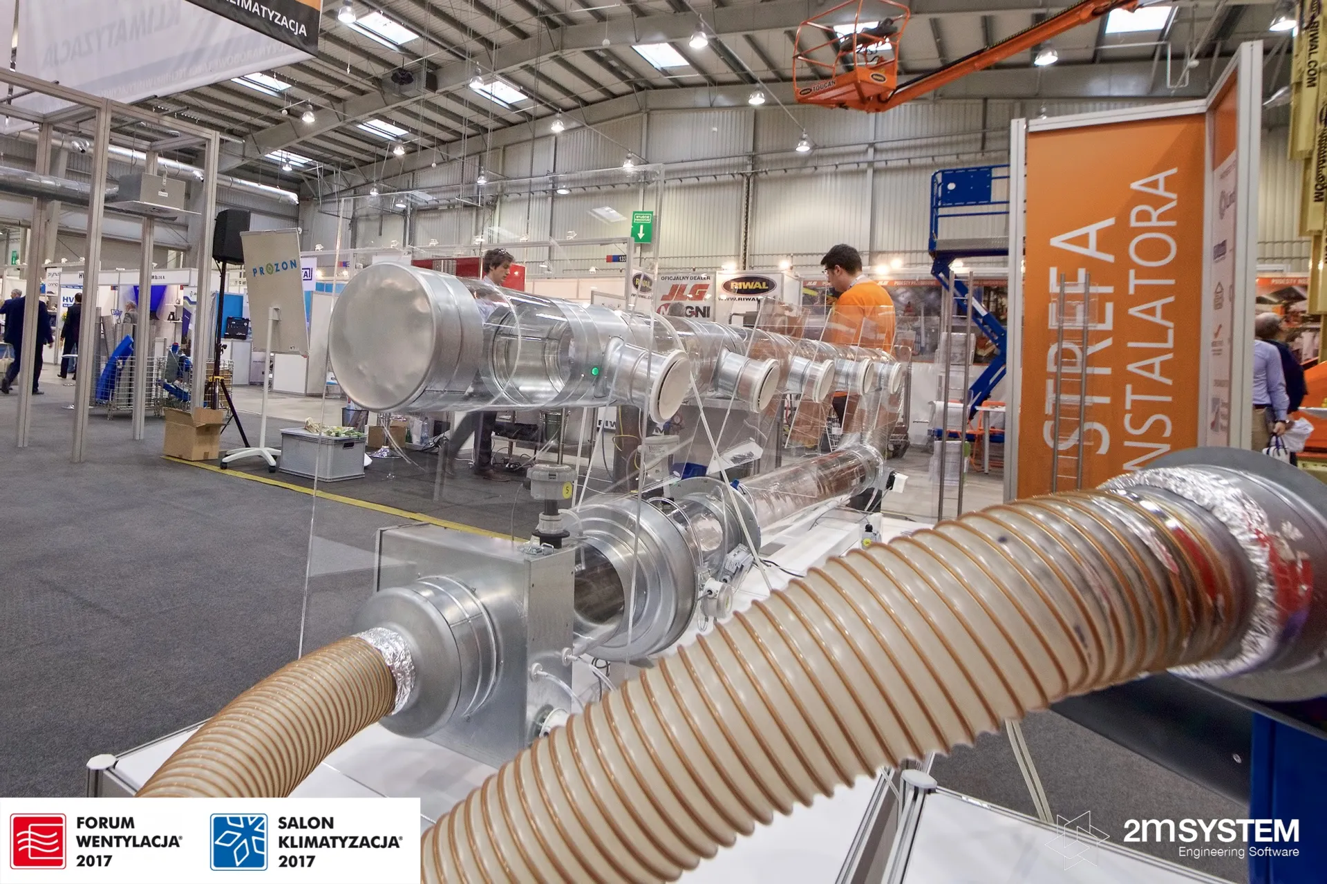 Flexible hose connections and plenum box on the B&L International rig at Forum Wentylacja 2017