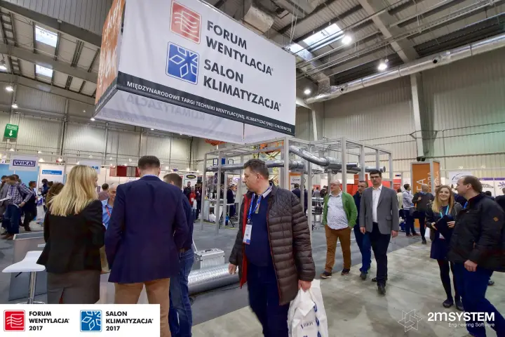 Forum Wentylacja and Salon Klimatyzacja banner over a busy aisle