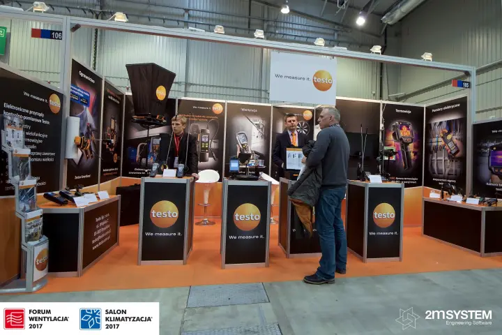 Full front of the Testo stand with orange floor and plinths at Forum Wentylacja 2017