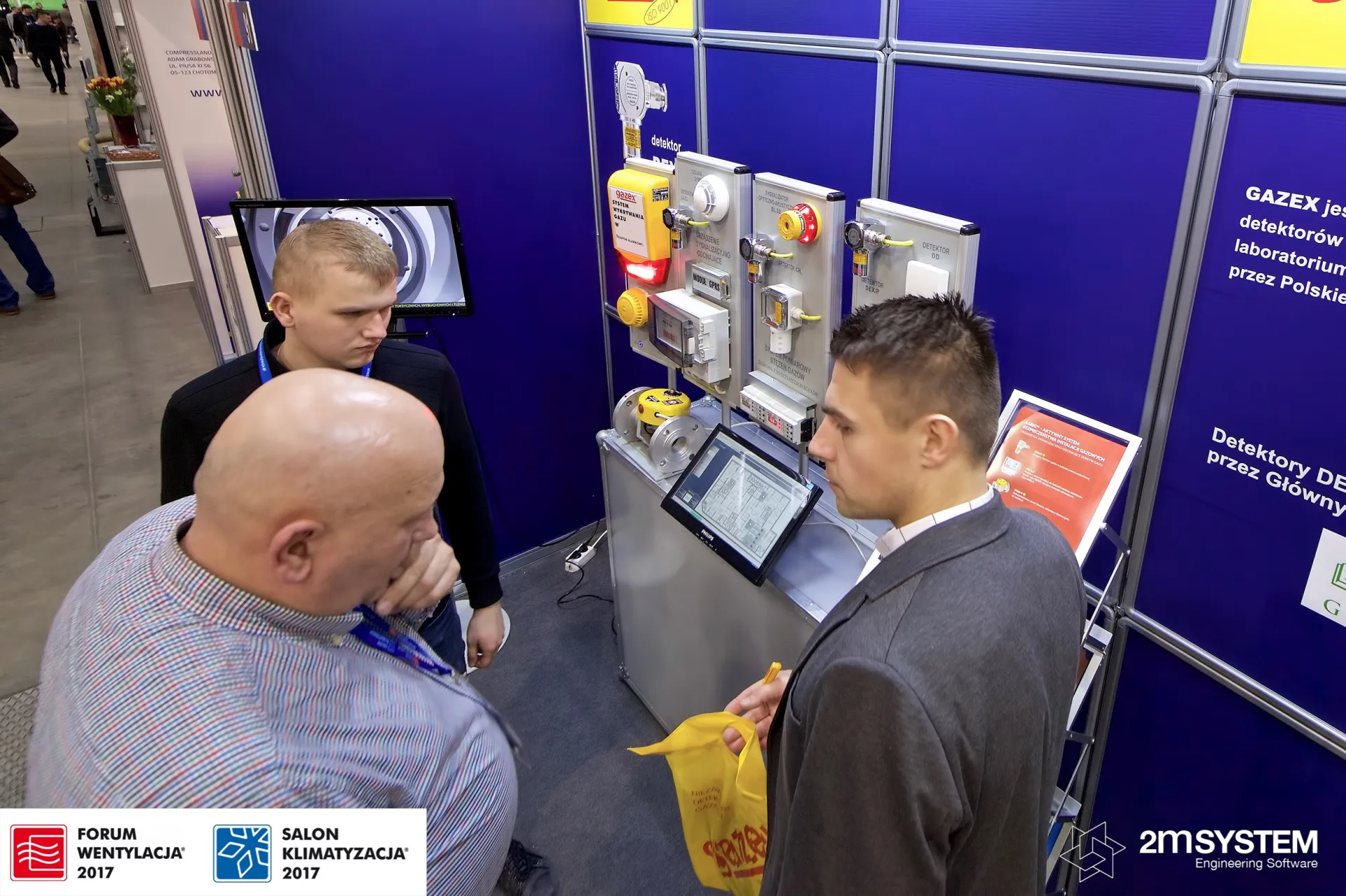 Gazex demo rack with DEX detectors explained to visitors at Forum Wentylacja 2017
